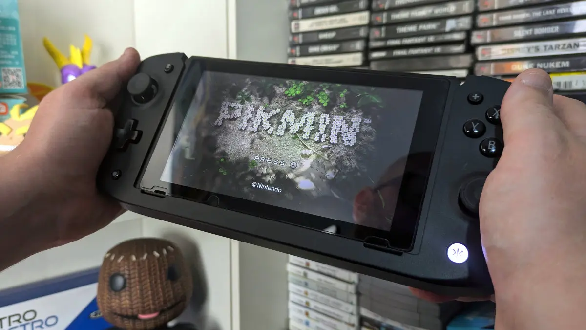 A picture of my hands holding the Nitro Deck playing Pikmin